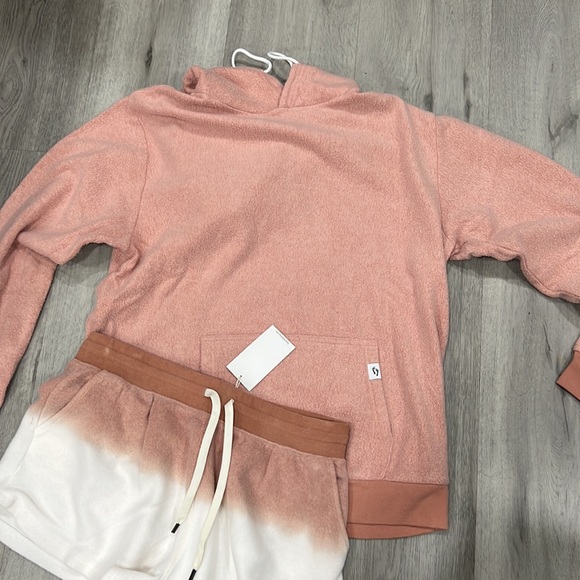 Feat set in Xl cayenne hoodie and short - Picture 4 of 8